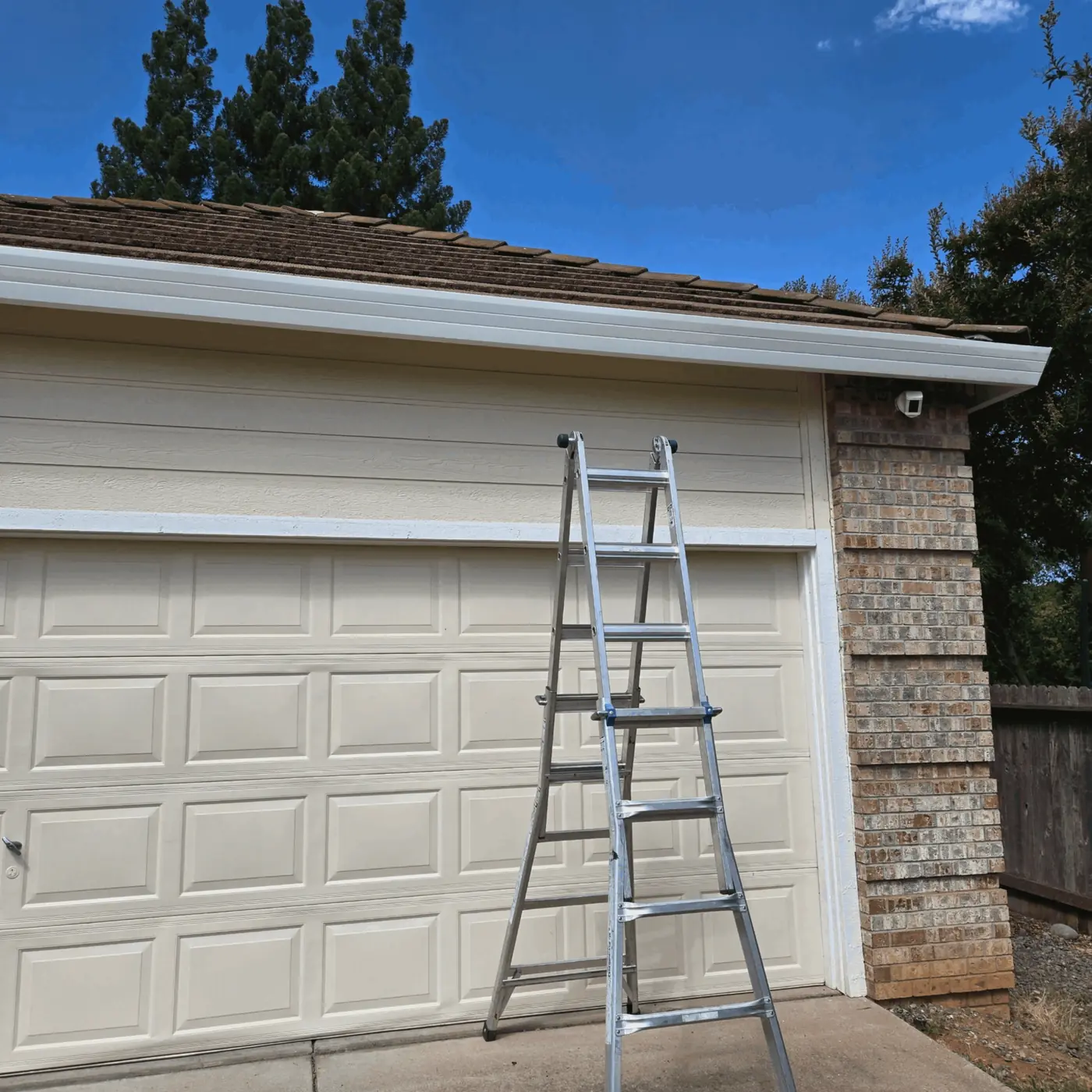 New white seamless gutter along the garage eave of a Sacramento-area home